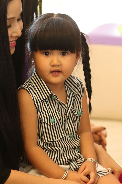 Vợ Phan Thanh Bình đưa con đi ăn kem - 4