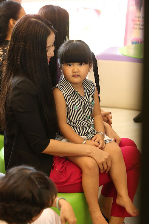 Vợ Phan Thanh Bình đưa con đi ăn kem - 5