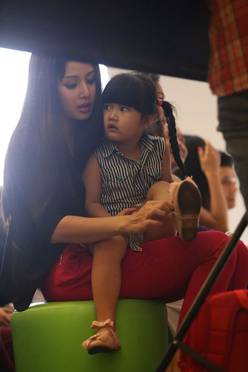 Vợ Phan Thanh Bình đưa con đi ăn kem - 6