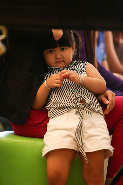 Vợ Phan Thanh Bình đưa con đi ăn kem - 7