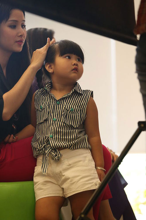 Vợ Phan Thanh Bình đưa con đi ăn kem - 8