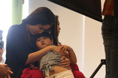 Vợ Phan Thanh Bình đưa con đi ăn kem - 9