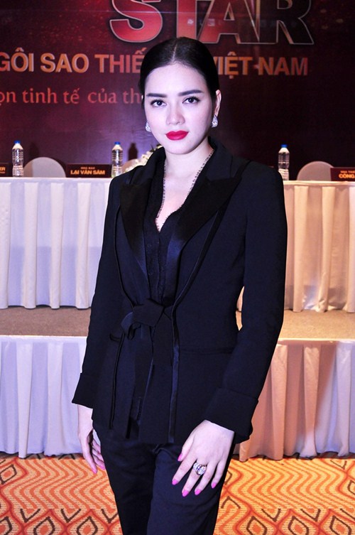 Lý Nhã Kỳ #039;chuẩn men#039; với trang phục 800 triệu - 1