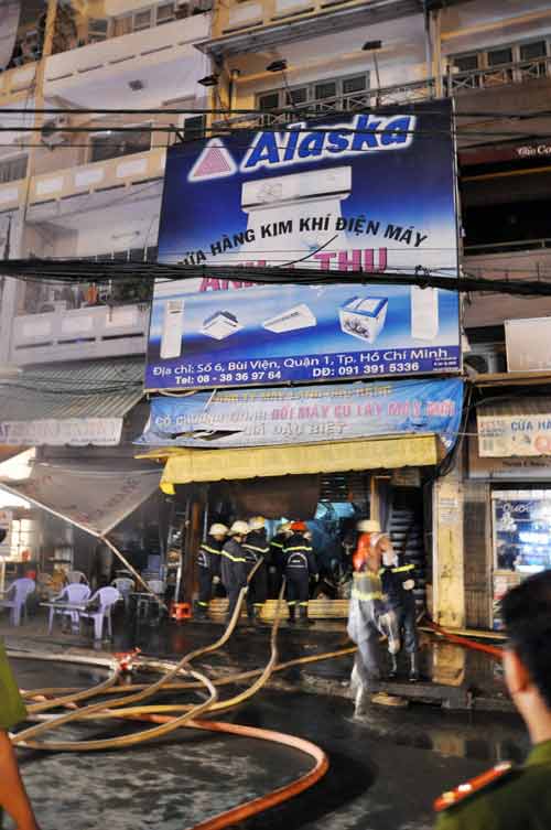 Cháy chung cư tại TP.HCM, 3 cụ già bị mắc kẹt - 1