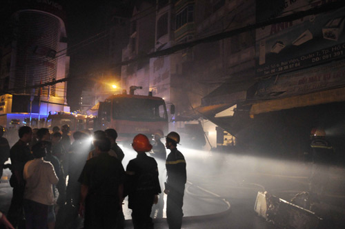 Cháy chung cư tại TP.HCM, 3 cụ già bị mắc kẹt - 2