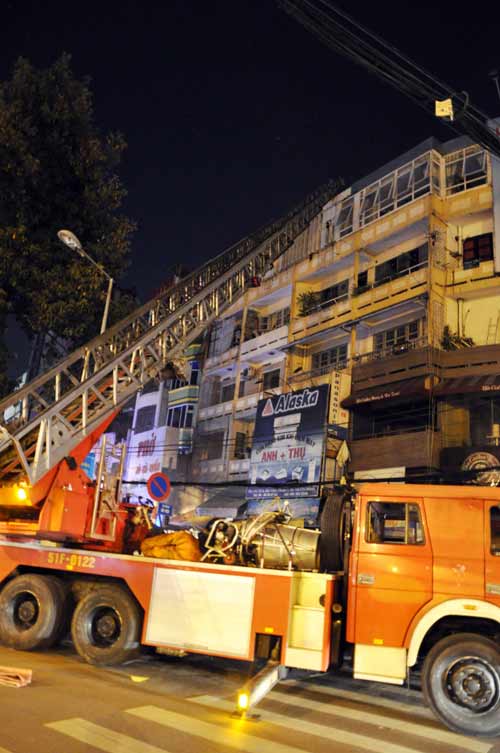 Cháy chung cư tại TP.HCM, 3 cụ già bị mắc kẹt - 3