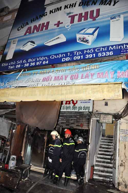 Cháy chung cư tại TP.HCM, 3 cụ già bị mắc kẹt - 6