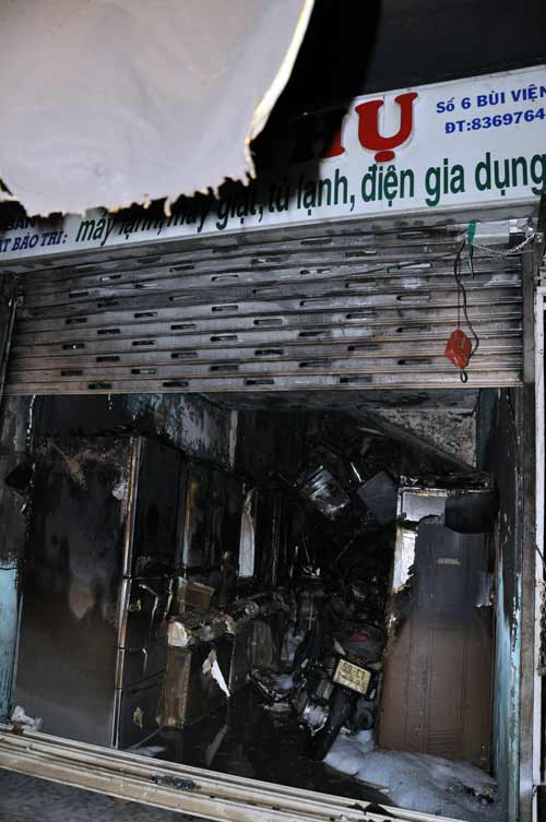 Cháy chung cư tại TP.HCM, 3 cụ già bị mắc kẹt - 7