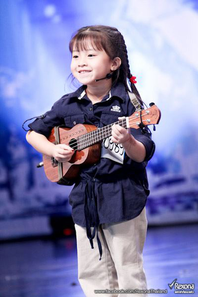Gail Sopicha được biết đến với danh hiệu “thần đồng âm nhạc” của Thái Lan. Nhóc tì này từng gây sốt toàn nước Thái với bản cover I’m Yours cũng bằng ukulele tại chương trình Thailand’s Got Talent 2012 vào năm bé 6 tuổi.
