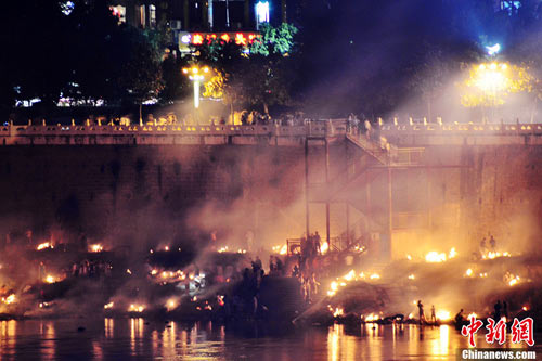 Trung Quốc: Mịt mù khói lửa vì... hóa vàng - 1