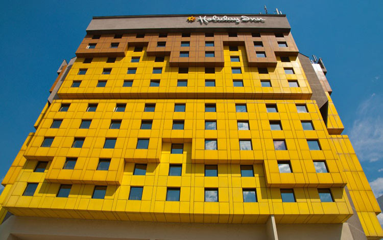 Khách sạn Holiday Inn, Sarajevo nổi tiếng là nơi trú ngụ của hàng chục phóng viên trong suốt 4 năm diễn ra cuộc bao vây của Sarajevo. Những hư hại do cuộc xung đột gây ra được sửa chữa lại và giờ đây, nó được sơn một màu vàng cực kỳ chóe.
