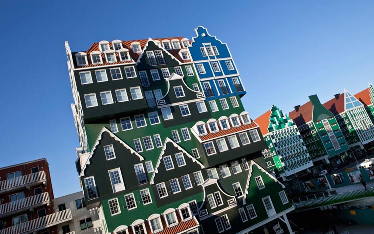Khách sạn Inntel Amsterdam Zaandam, Hà Lan. Kiến trúc sư xây dựng khách sạn này được cho là đã lấy cảm hứng từ những ngôi nhà xanh truyền thống của vùng Zaan. Tuy nhiên, nhiều người cảm thấy khó hiểu vì bố cục của nó.

