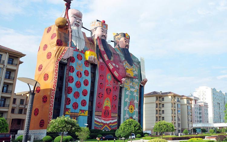 Khách sạn Tianzi, Langfang, Trung Quốc lấy cảm hứng từ ba vị thần trong truyền thuyết là Phúc – Lộc – Thọ.

