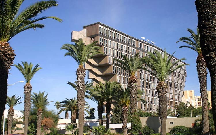 Khách sạn Le Grand Hotel du Lac, Tunisia được xây dựng theo hình kim tự tháp ngược, một ví dụ điển hình của phong cách kiến trúc Brutalist những năm 1970. Tồi tệ, buồn chán và đáng xấu hổ.
