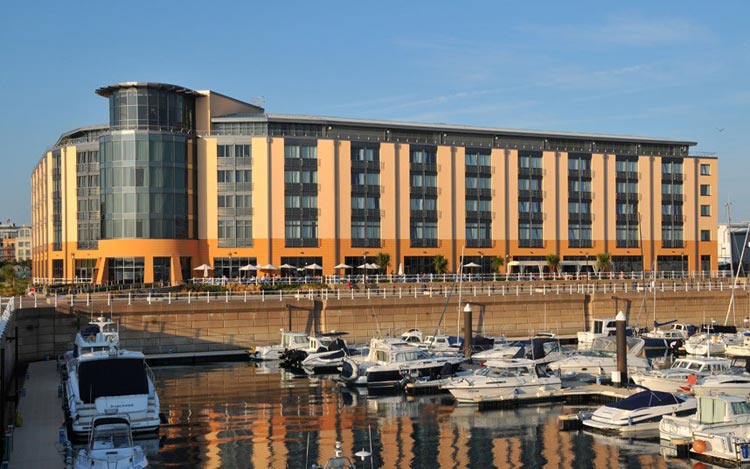 Nằm trong danh sách do Telegragh đưa ra còn có khách sạn Radission SAS Waterfront ở Jersey (trong hình này), khách sạn Holiday Inn ở Westhill, Aberdeen và khách sạn bến cảng Ibis ở Bristol.
