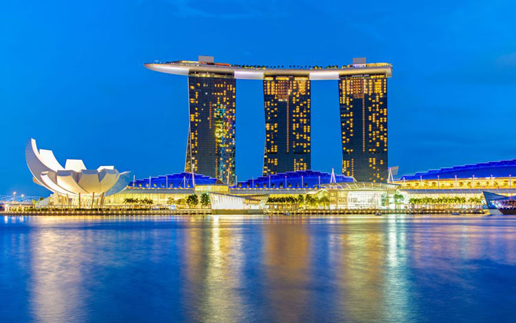 Khách sạn Marina Bay Sands, Singapore có thể tự hào vì có một quán bar trên tầng thượng ngoạn mục nhất thành phố, đem tới những trải nghiệm mới cho du khách khi ngắm nhìn khung cảnh tuyệt đẹp từ trên cao. Tuy nhiên, phần mái của khách sạn có hình dáng hệt như một tấm ván lướt sóng không hề đẹp mắt.
