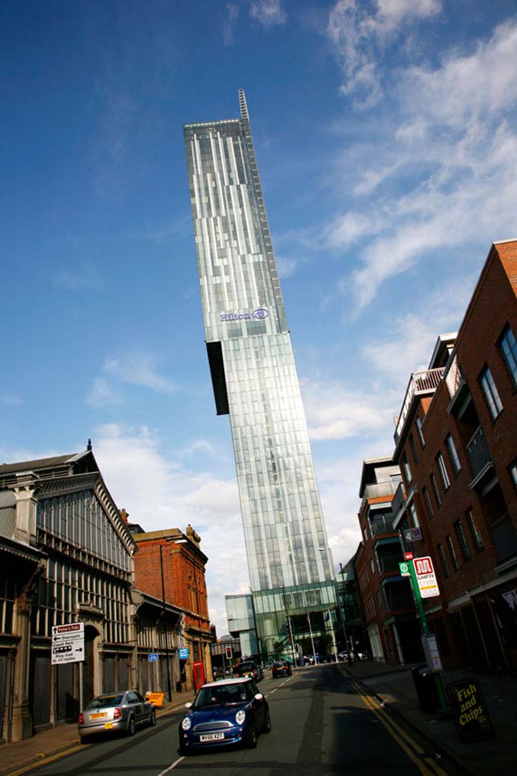 Khách sạn Hilton nằm ở Manchester, Anh chiếm một nửa tòa tháp Beetham Tower, được đề cử là tòa nhà chọc trời của thành phố Manchester từ năm 2006. Đứng trên tầng cao nhất của hách sạn Hilton – Manchester trị giá 150 triệu USD này, bạn có thể quan sát toàn bộ 10 quận xung quanh vào một ngày đẹp trời.
