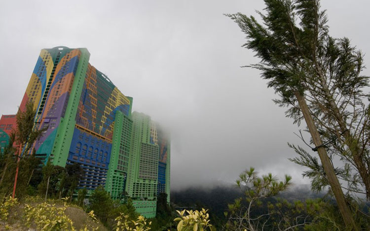 Với 6118 phòng, khách sạn Frist World Hotel ở Malaysia được gọi với cái tên ít thân mật là “quái vật sặc sỡ” và là khách sạn lớn thứ tư trên thế giới. Có lẽ, sự “nổi loạn” về màu sắc được thiết kế để khiến du khách vui vẻ hơn nhưng những bảng màu trên chỉ có thể được tạo ra bởi một đứa trẻ lên hai.
