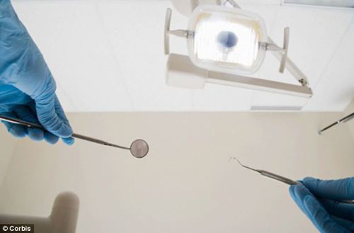 Hơn 3.000 bệnh nhân nghi nhiễm HIV do nha sĩ - 1