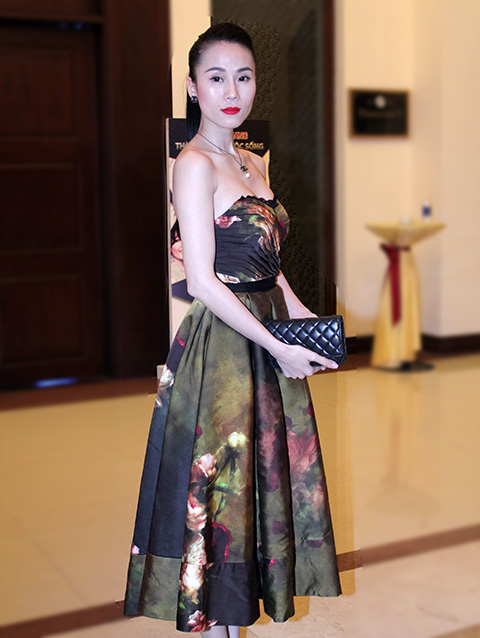 Maya quot;đọquot; vai trần gợi cảm với Thái Hà - 1