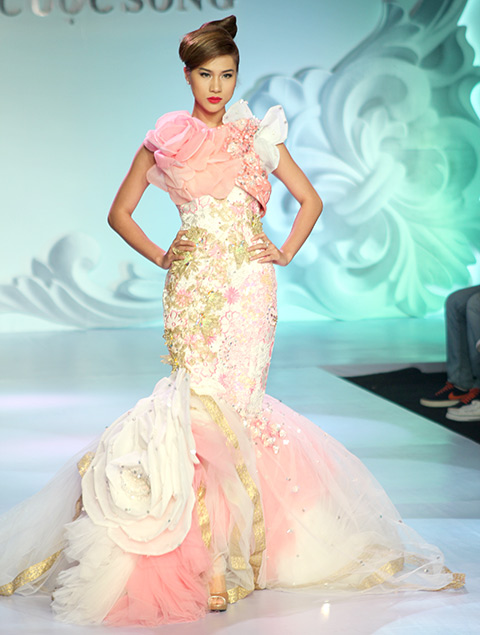 Maya quot;đọquot; vai trần gợi cảm với Thái Hà - 10