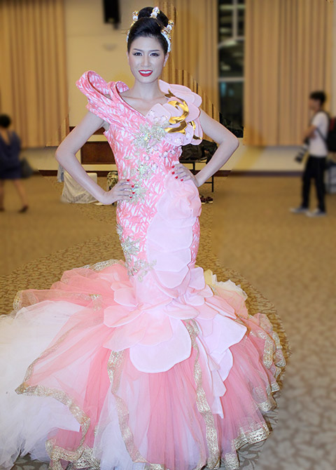 Maya quot;đọquot; vai trần gợi cảm với Thái Hà - 12