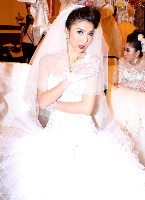 Maya quot;đọquot; vai trần gợi cảm với Thái Hà - 13