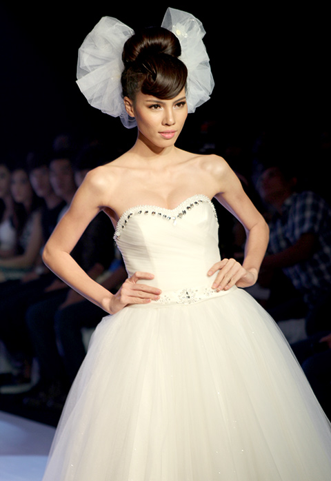 Maya quot;đọquot; vai trần gợi cảm với Thái Hà - 17