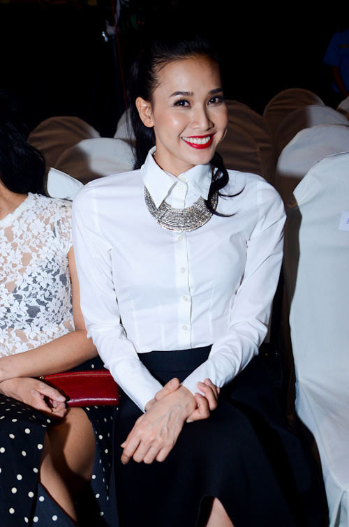 4 cách tận dụng sơ mi trắng dự tiệc như sao Việt - 2