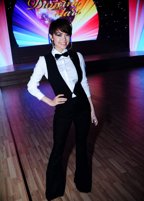 4 cách tận dụng sơ mi trắng dự tiệc như sao Việt - 17