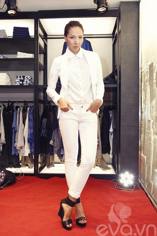 4 cách tận dụng sơ mi trắng dự tiệc như sao Việt - 14