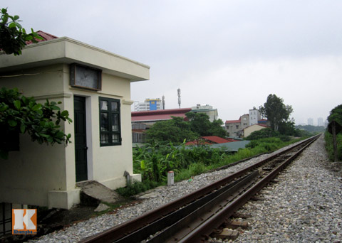 HN: Biến đường ray thành nơi tập thể dục, hóng mát - 15