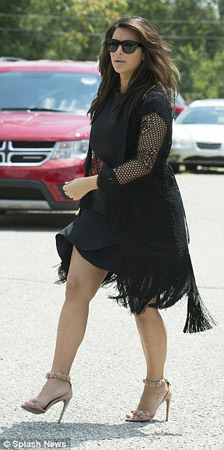 Kim Kardashian quot;giấu mặtquot; con mỗi lần xuất hiện - 6