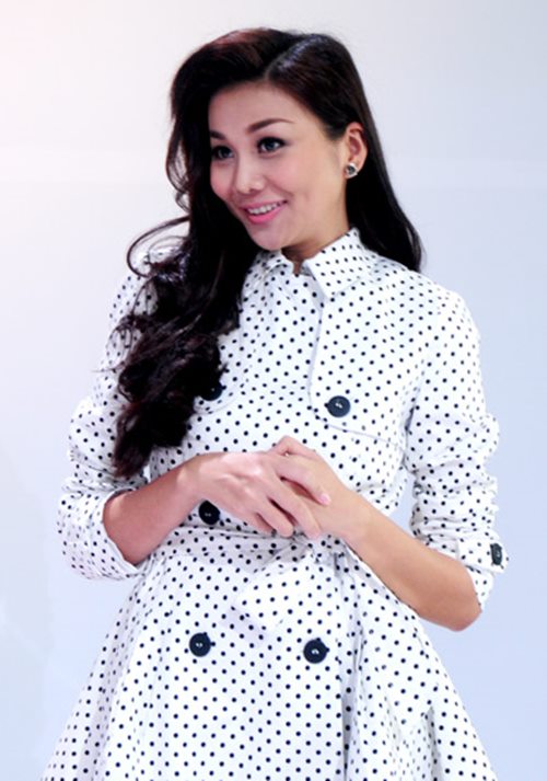 Siêu mẫu Thanh Hằng lại #039;#039;đeo nhẫn đính hôn#039;#039; - 4