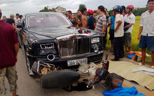 Đại gia gỗ cầm lái siêu xe Roll Royce gây tai nạn - 1