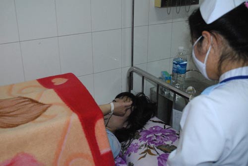 Đốt diêm soi để đổ xăng, thiếu nữ cháy ngực - 1
