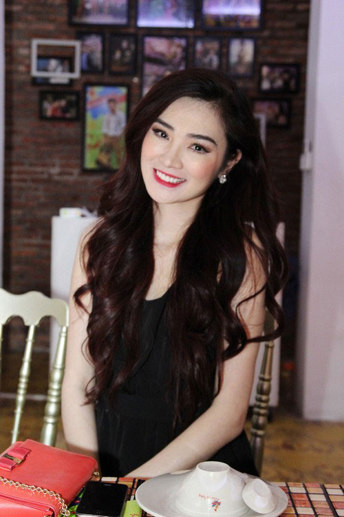Ngọc Oanh rạng rỡ đi ăn cùng bạn bè - 1