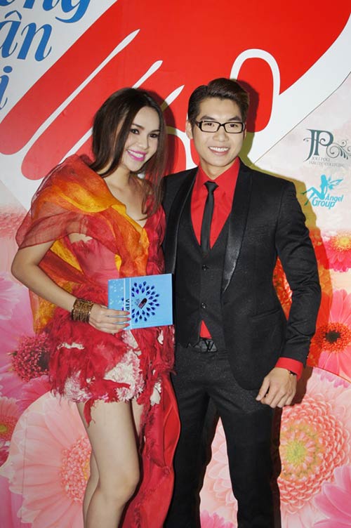 HH Diệu Hân khoe chân thon dài - 3