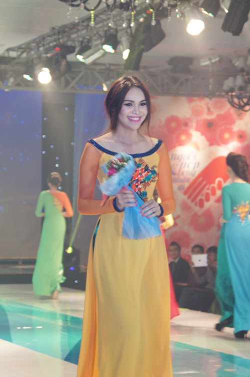 HH Diệu Hân khoe chân thon dài - 8