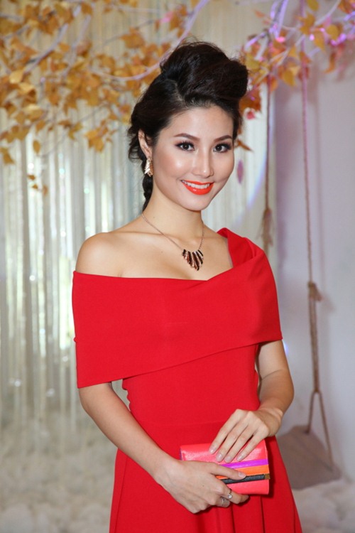 Diễm My 9x gợi cảm quot;đánh bậtquot; đàn chị - 2