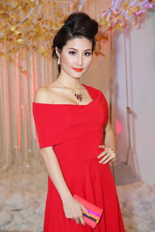 Diễm My 9x gợi cảm quot;đánh bậtquot; đàn chị - 3