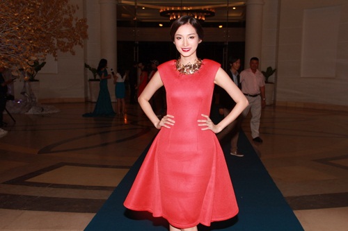 Diễm My 9x gợi cảm quot;đánh bậtquot; đàn chị - 4