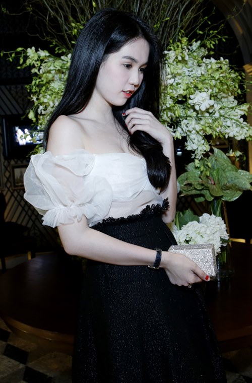 Ngọc Trinh khoe vai trần dự tiệc ở Thái Lan - 2