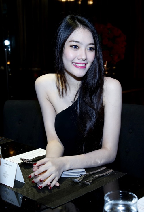Ngọc Trinh khoe vai trần dự tiệc ở Thái Lan - 4
