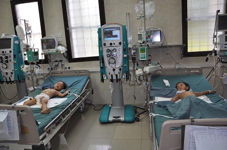 2 cháu bé bị bố ép uống thuốc độc đã tỉnh táo - 1