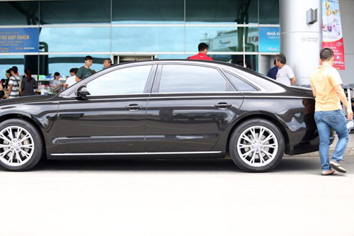 Hà Hồ được bố đưa ra sân bay bằng xế khủng - 1