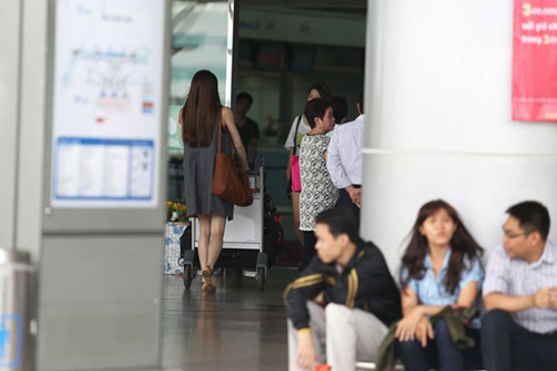 Hà Hồ được bố đưa ra sân bay bằng xế khủng - 10