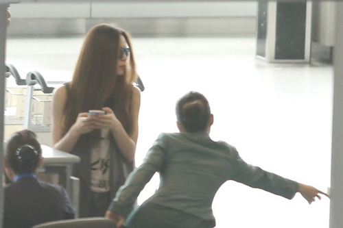 Hà Hồ được bố đưa ra sân bay bằng xế khủng - 12