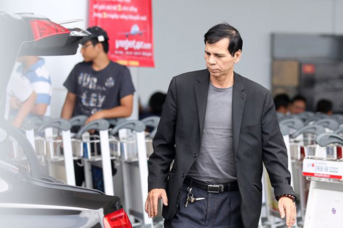 Hà Hồ được bố đưa ra sân bay bằng xế khủng - 3