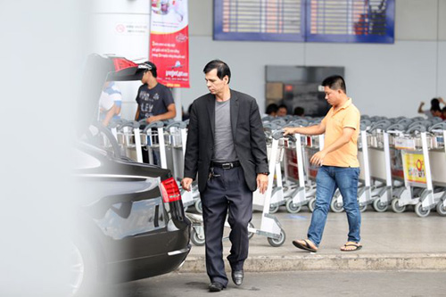 Hà Hồ được bố đưa ra sân bay bằng xế khủng - 4